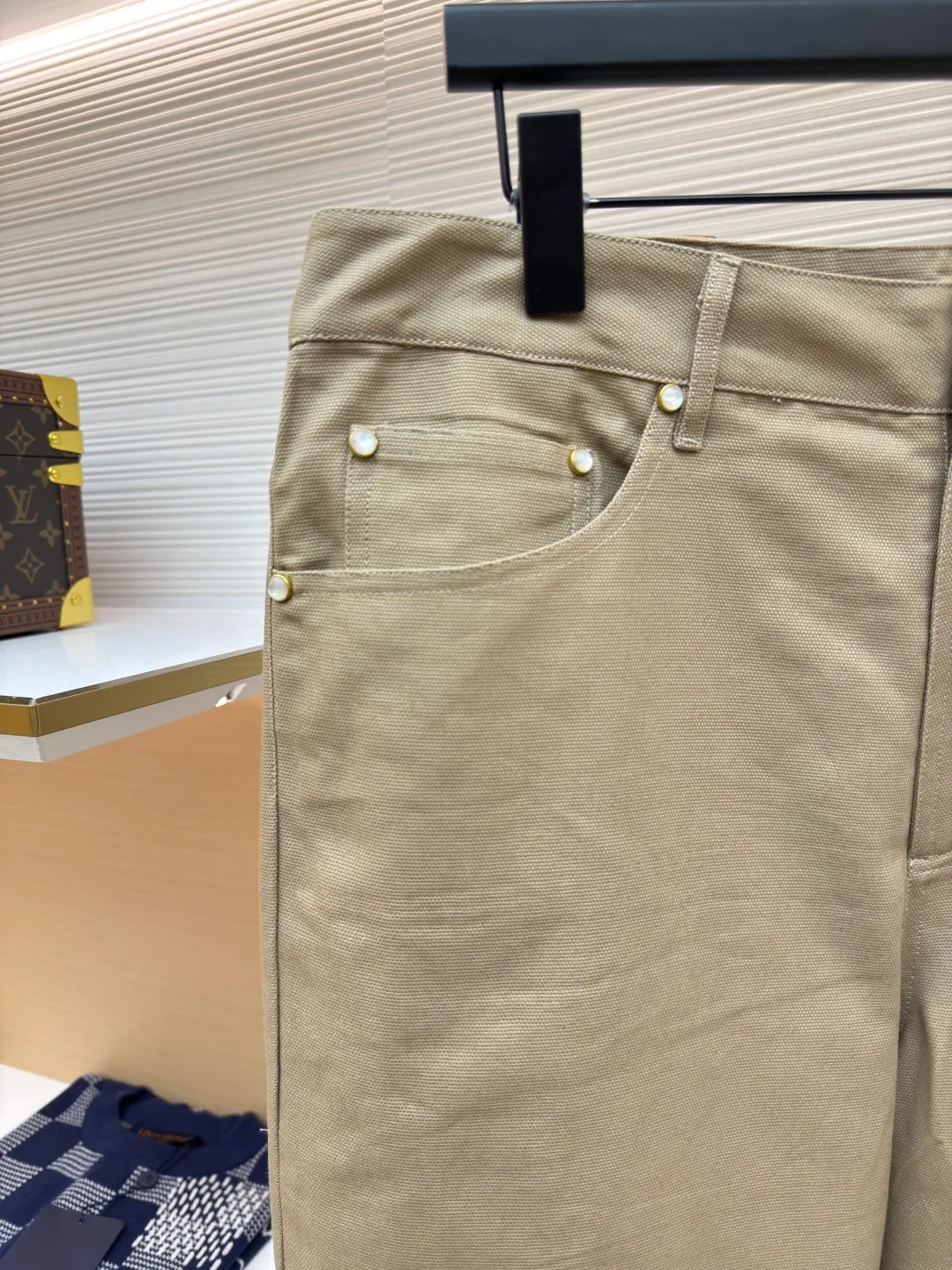 LOUIS VUITTON slub martin trousers ●Authentic product: purchased and developed for 10800 ●Item number: 1680309-B50 ●Fabric: small martin yarn-dyed fabric ●Technology: made on positioning cutting machine ●Version: fitted version ●Weight: about 560 grams ●Size: 44-46-48-50 ●Description: The fabric is made of Little Martin yarn-dyed fabric, the warp and weft yarns are 7s+7s double-twisted, the fabric is made of long lathe dyeing process, the color of the bulk fabric is custom-dyed, the small jacquard fabric for the collar is custom-woven, the back pockets are made of domestic high-speed machines, mercerized tatami The embroidery method is matched with rayon twill satin lining. The back square leather tag is made of two-layer cowhide and pressed with an embossed mold. The I-shaped buckle and rivets are made of antique gold-plated bases. The interior is inlaid with polished high-gloss mother-of-pearl. The shells are laser-engraved with letter patterns. The overall routing is straight and delicate, the fabric is comfortable and soft, the color is consistent and there is no color difference, it can be matched with the same style to create a fashionable look, and can be used in various occasions, customized accessories, complete with three standards, the same style for men and women!